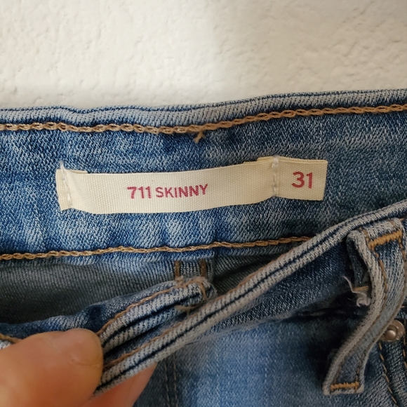 31 Levi's 711 Skinny Distressed Jeans - Picture 11 of 12